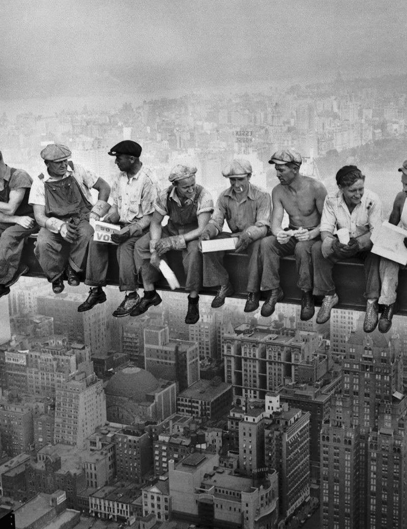 Faites vous livrer une reproduction haut de gamme de Lunch atop a Skyscraper - Charles Clyde Ebbets pour votre décoration d'intérieur. Produit en France sur verre acrylique ou aluminium dibond, disponible en de multiples formats et à partir de 49,90 €. 